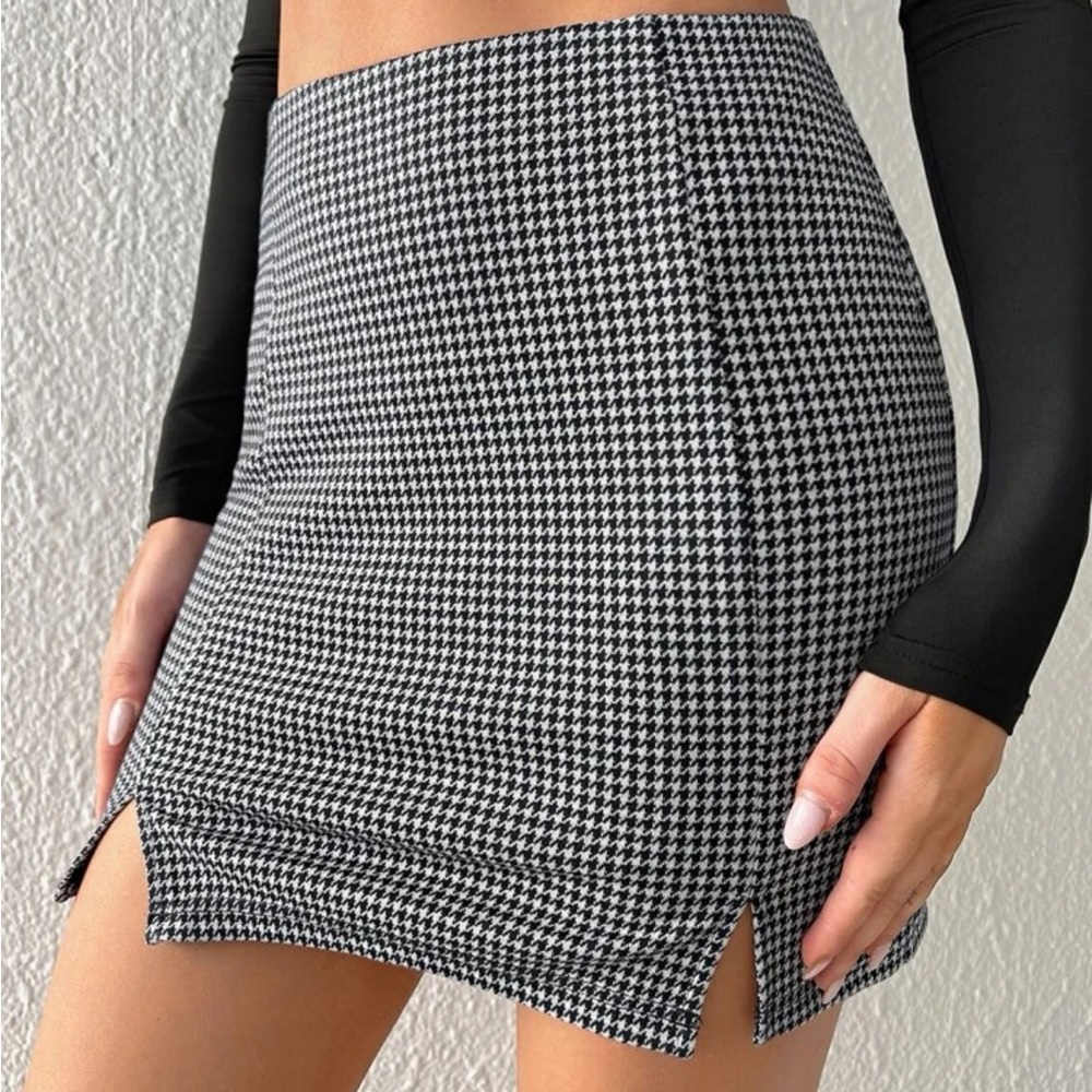 Houndstooth mini skirt with side slit